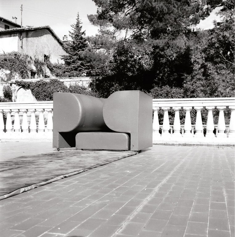 Cesare Tacchi, Poltrona inutile, 1967, Palazzo Ancaiani, Spoleto. Foto Renato Mambor. Courtesy Archivio Cesare Tacchi, Roma