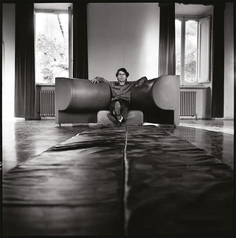 Cesare Tacchi, Poltrona inutile, 1967, Palazzo Ancaiani, Spoleto. Foto Renato Mambor. Courtesy Archivio Cesare Tacchi, Roma