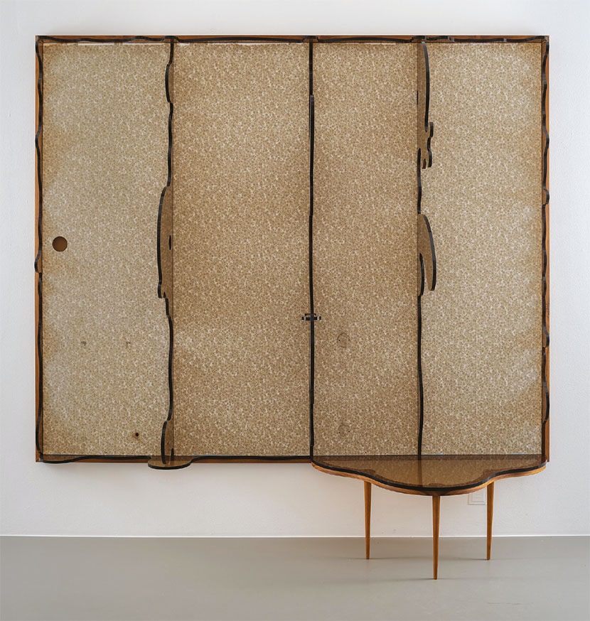 Clay Ketter, Persson’s Dream, 2019, laminato per fibre di legno su multistrato, struttura in legno, lamiera acrilica Lasercut, legno di teak, ferramenta, cm 245 x 248 x 58. Courtesy Cecilia Hillström Gallery, Stoccolma