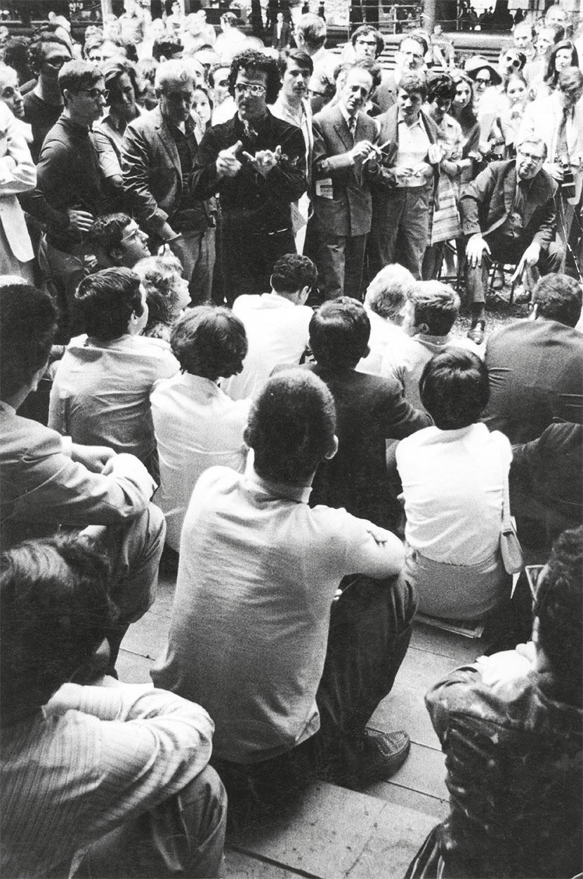 Pino Pascali in un’assemblea alla Biennale di Venezia del 1968. Courtesy Archivio L’Attico, Roma