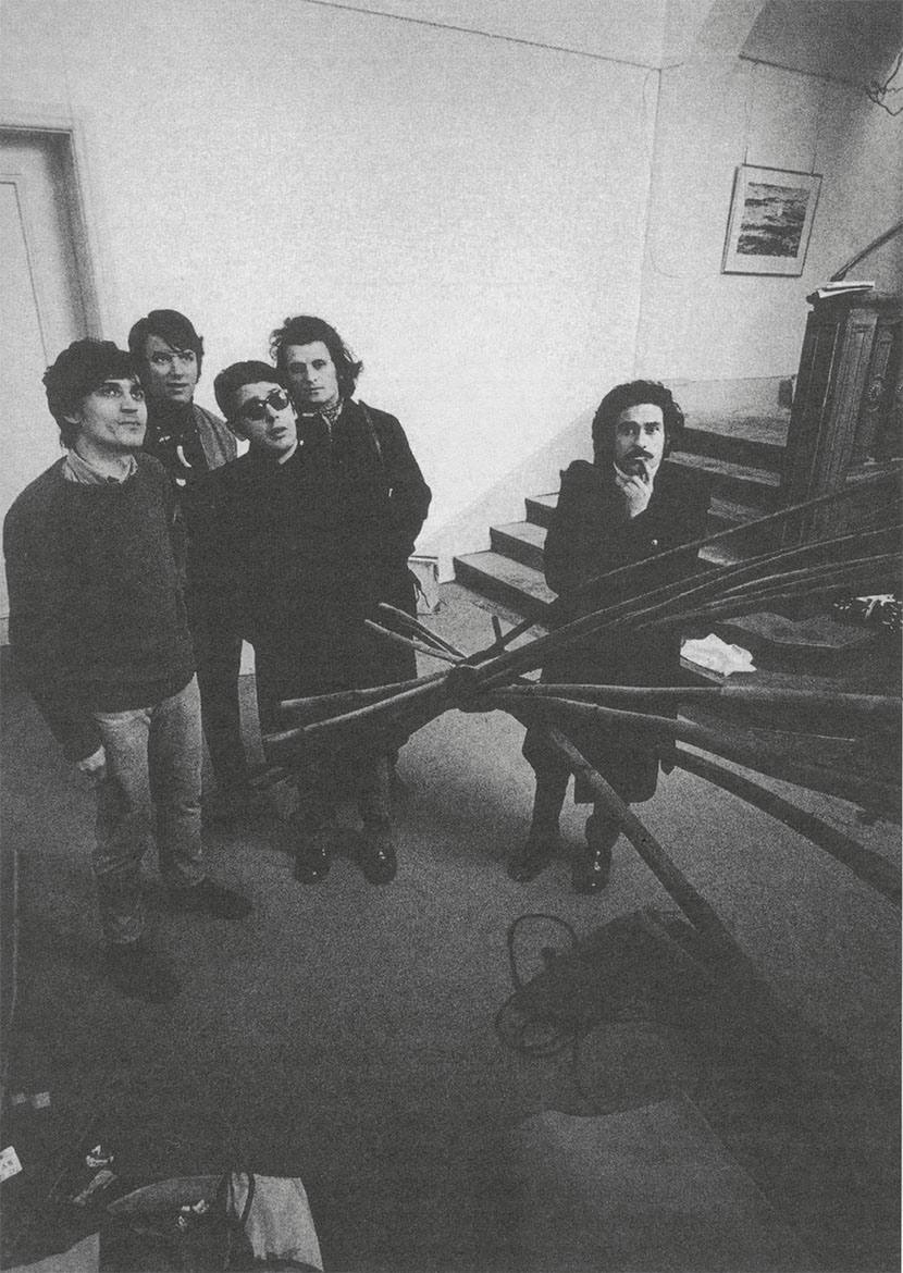 da sinistra: Gilberto Zorio, Fabio Sargentini, Vittorio Brandi Rubiu, Eliseo Mattiacci, Jannis Kounellis a Berna in occasione della mostra When Attitudes Become Forms, marzo 1969. Foto Claudio Abate