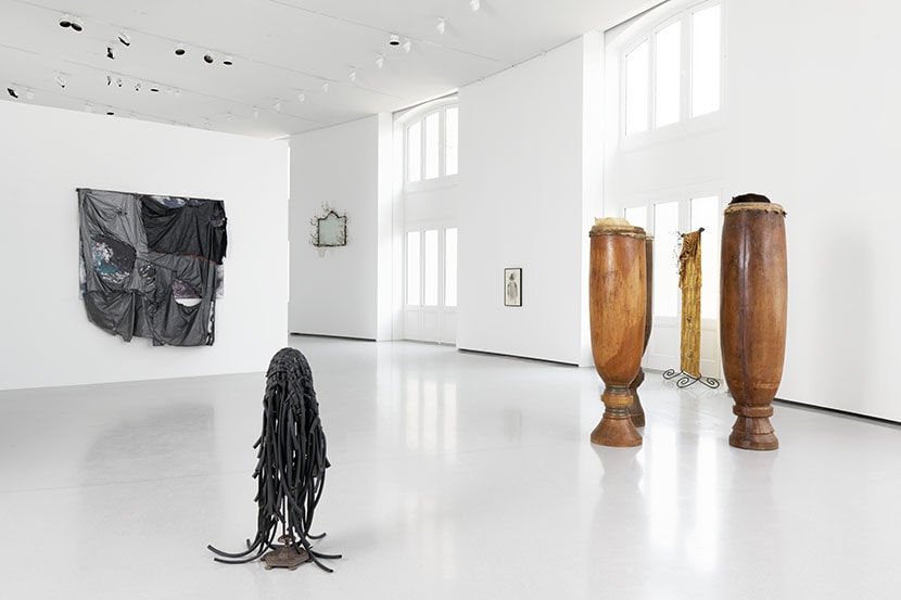 David Hammons, Ouverture, installation view, Bourse de Commerce - Pinault Collection, Parigi, 2021. Foto Aurélien Mole. Courtesy l'artista e Bourse de Commerce - Pinault Collection