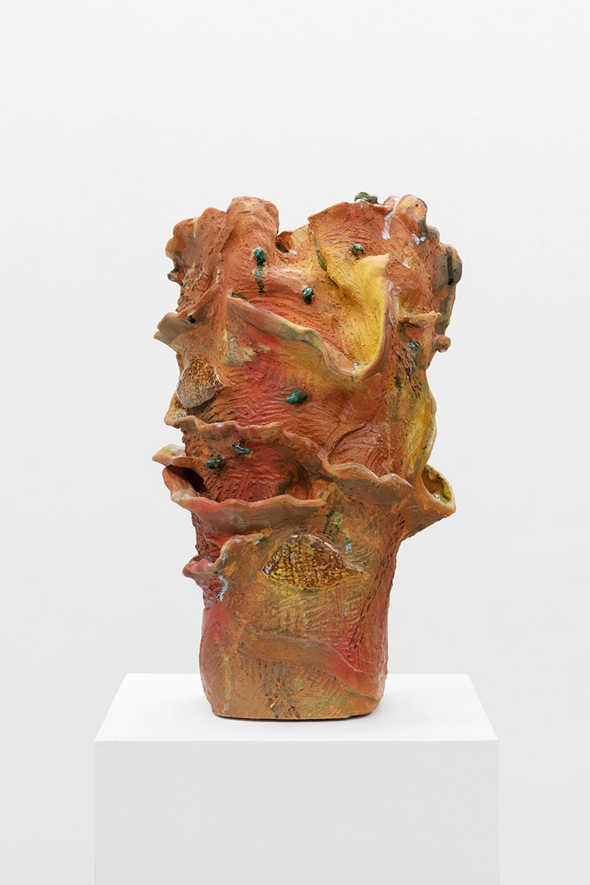 Alessandro Roma, My head inside the Nature, 2019, ceramica smaltata, cm 50x35x35. Foto Alexander Christi. Courtesy l'artista e Yamamoto Keiko Rochaix, Londra