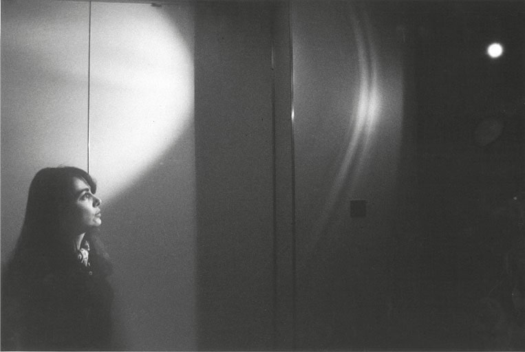 Laura Grisi and her work Light Melting Time, 1968, installation view, Galleria Del Naviglio, Milan, 1970 © Laura Grisi Estate