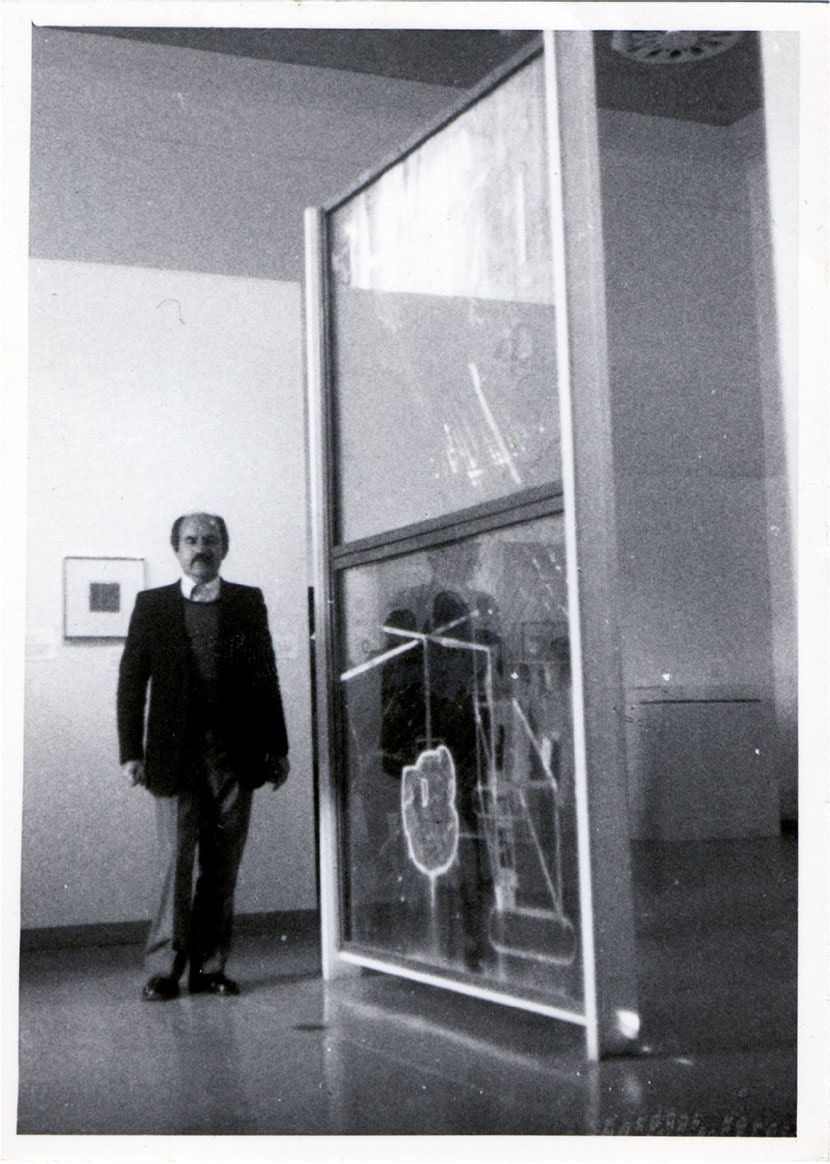 Alberto Boatto di fianco al Grande Vetro di Duchamp nel Museo di Philadelphia alla metà degli anni Sessanta