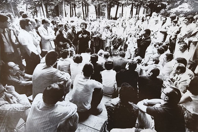 Pino Pascali in mezzo al pubblico ai Giardini della Biennale nel 1968